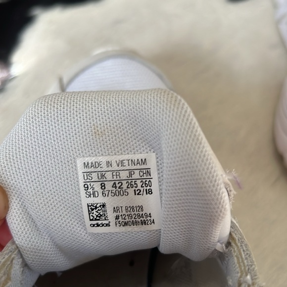 Adidas size 9.5 falcon - Picture 3 of 6